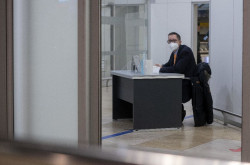 Epidemi&oacute;logo pone en duda la utilidad de hacer pruebas COVID-19 a personas procedentes de China