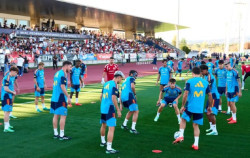 Espa&ntilde;a se da un ba&ntilde;o de masas en Las Rozas en el estreno de su segunda estrella