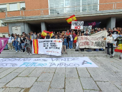 Estudiantes se concentran contra la amnistía : "La protesta surgió de un alumno del PSOE"