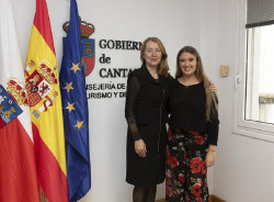 Eva Fern&aacute;ndez felicita a la bailarina Cristina Roma&ntilde;a por su victoria en el Mundial de Danza de M&eacute;xico