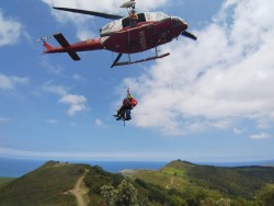 Evacuado en helicóptero un senderista de 82 años con un traumatismo craneoencefálico severo en Piélagos