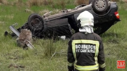 Evacuados para reconocimiento médico los dos ocupantes de un vehículo que se salió de la vía en Cayón