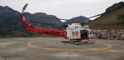 Evacuan a un joven motorista desde Liébana en helicóptero al aeropuerto y desde allí ambulancia a Valdecilla