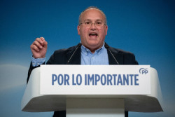 Feij&oacute;o llama a Moreno para felicitarle por su "victoria incontestable" y celebra el rev&eacute;s del "sanchismo"