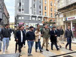  Feijóo recorre Torrelavega con los candidatos más jóvenes del PP: "Los que representan el futuro ganan elecciones"