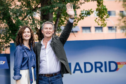 Feij&oacute;o se rodea de miembros de su equipo y varios alcaldes en la lista de Madrid al Congreso para las generales