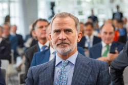 Felipe VI destaca en Portugal cómo las fronteras "demarcan pero no separan"