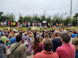 Gema Igual desoye a los vecinos y adjudica a Senor la construcción de un aparcamientos en Mataleñas