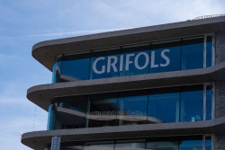 Grifols se dispara más del 4% en Bolsa tras ganar casi el triple hasta marzo y superar sus previsiones