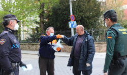  Guardia Civil, Polic&iacute;a Local y Protecci&oacute;n Civil reparten 4.000 mascarillas en Reinosa