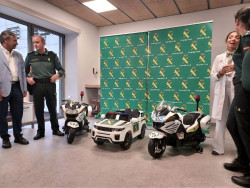 Guardias civiles donan coches patrulla de juguete al &aacute;rea de Hospitalizaci&oacute;n Pedi&aacute;trica de Valdecilla