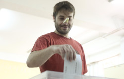 Hay que votar amigos  con pinzas en la nariz