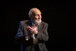 H&eacute;ctor Alterio llega hoy al Palacio de Festivales con la obra `Una peque&ntilde;a historia`