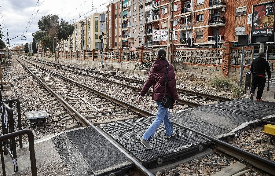 Herida una mujer de 27 años golpeada y arrollada por un tren en un paso ...
