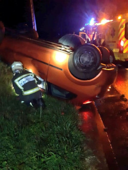Herido leve tras volcar su coche en Comillas