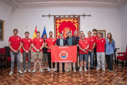 Homenajean a los remeros de `La Marinera` de Castro por su ascenso a la m&aacute;xima liga de traineras