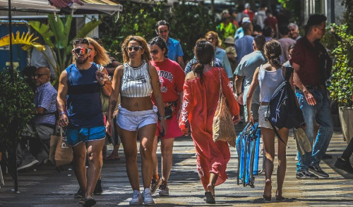 Igual ante la masificaci&oacute;n de Santander en verano ni implantar&aacute; la tasa tur&iacute;stica ni impondr&aacute; medidas correctoras para evitar los da&ntilde;os a los vecinos