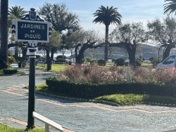 Igual duplica el coste de las obras de Piqu&iacute;o y se queda tan -"pichi"-, al menos no ha ordenado destruir los jardines como hizo con la Plaza Italia