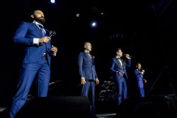 Il Divo emociona en las Noches del Botánico con su viaje en el tiempo a través de su música