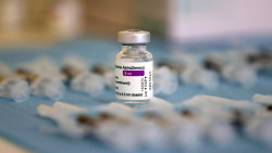 Inaudito. Se est&aacute; estudiando poner o no la segunda dosis de AstraZeneca y, en Cantabria, siguen vacunando con esa pol&eacute;mica vacuna