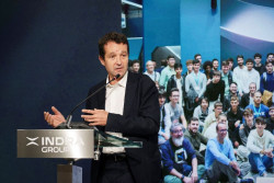 Indra cae casi un 8% ante las dudas sobre la continuidad de Escribano en la presidencia