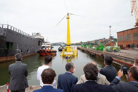 Instalado frente al Sardinero un prototipo de plataforma flotante para aerogeneradores marinos que se probará un año