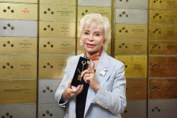 Isabel Allende gana el 75 Premio Planeta con `La hora antes del alba`
