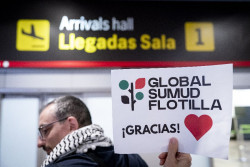 Israel amplía hasta el miércoles el arresto de la española de la flotilla acusada de agresión