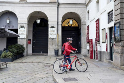 Italia eleva a 11 los fallecidos por el coronavirus y 323 los afectados