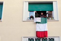 Italia logra bajar de nuevo de los 200 muertos diarios por coronavirus