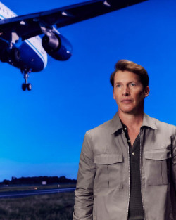 James Blunt lanza nuevo disco, Airplane Mode: "Los pol&iacute;ticos actuales pasan gran parte del tiempo intentando dividirnos"