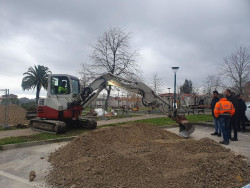 Javier Lopez Estrada visita   las obras de la pista deportiva de la Plaza de las Autonomías