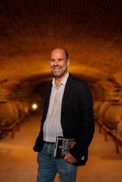 Javier Oliva lanza `El laberinto de piedra`, thriller en torno a la construcci&oacute;n de El Escorial:"Es un escenario brutal"