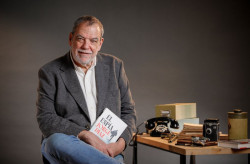 Jorge D&iacute;az firma en solitario `El esp&iacute;a`: "Soy mejor escritor despu&eacute;s de Carmen Mola y ya era muy bueno"