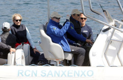 Juan Carlos I sale a navegar en Sanxenxo acompa&ntilde;ado de su hija Elena para seguir de cerca el primer d&iacute;a de regatas