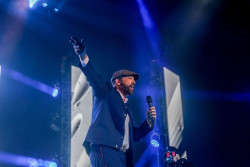 Juan Luis Guerra triunfa en los Latin Grammy con 4 premios y Niña Pastori dedica el suyo a los afectados por la DANA
