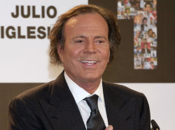 Julio Iglesias rechaza las acusaciones de agresi&oacute;n sexual y maltrato y asegura no haber sentido nunca "tanta maldad"