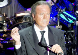 Julio Iglesias vuelve a pedir a la Fiscal&iacute;a la denuncia en su contra ante la sospecha de que sea "falsa"