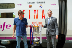 Julio Salinas y Pepe custodian el trofeo de la Copa del Rey hasta Sevilla