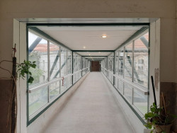 Juzgan a un hombre por violar a la hija de su pareja y a la madre de la víctima por no socorrerla