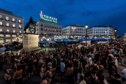 La acampada en Sol contin&uacute;a con la vista puesta en el `decreto Maricarmen`: "Estamos haciendo historia"