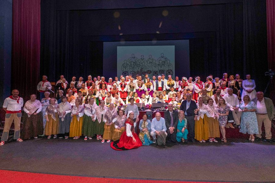 La Agrupaci&oacute;n de Danzas Virgen de las Nieves celebra la tradici&oacute;n y el folclore en su aniviersario