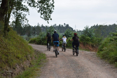 La alcaldesa de Pielagos. Verónica Samperio, propicia el uso de las -bicis motorizadas- por la costa de Liencres