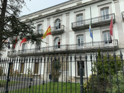 La alcaldesa socialista  de Laredo cierra instalaciones p&uacute;blicas y restringe la actividad del Ayuntamiento