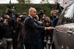 La AN juzga hoy a Rubiales por el beso público a Jenni Hermoso a dos años de cárcel al que ya ha condenado la prensa