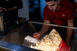 La asistencia al cine cae un 5,4% en 2024, radio y tv registran mínimos históricos pero sube música en vivo, según SGAE