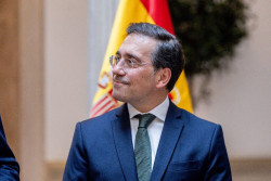 La banda de Sanchez meti&eacute;ndose con colonos israel&iacute;es y haciendo "amigos" para Espa&ntilde;a y S&aacute;nchez en la tumbona