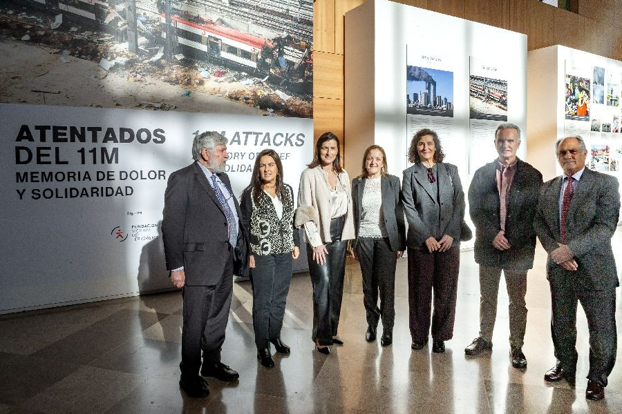 La Biblioteca Central inaugura la muestra `Atentados del 11M. Memoria de dolor y solidaridad` con 67 fotograf&iacute;as