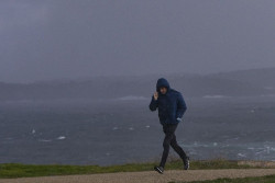 La borrasca `Austen` pone en aviso naranja al norte peninsular por olas que podr&aacute;n superar los 7 metros