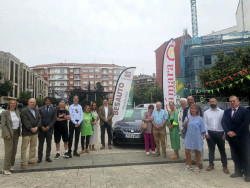 La campaña `Comprar en Torrelavega va sobre ruedas` entrega un coche a la ganadora del sorteo
